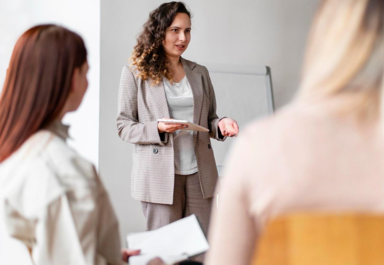 Moderne Arbeitsplätze im zarithalos Büro mit Analysedashboards auf mehreren Monitoren